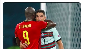 Lukaku berbisik pada Ronaldo bahwa dia akan menyusul pulang usai kalah. Foto: Twitter