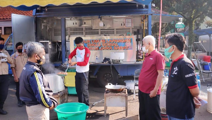 Menteri Sosial Tri Rismaharini menginstruksikan jajarannya untuk mendirikan dapur umum di area Balai Wiyata Guna, Kota Bandung. Dapur umum ini akan berfungsi sebagai layanan tanggap darurat pandemi COVID-19.
