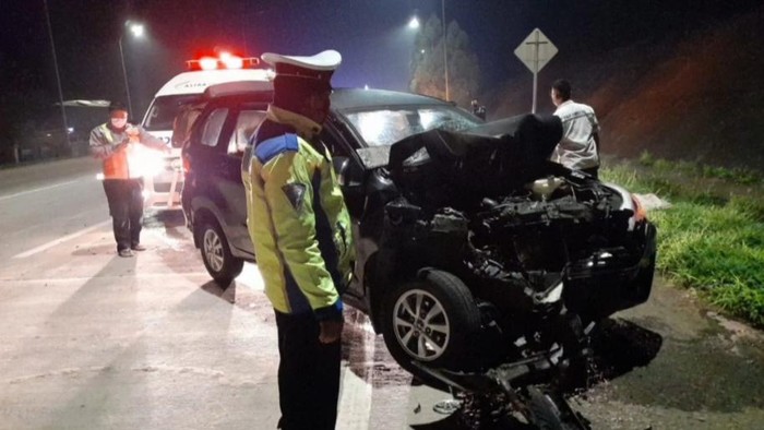 Minibus Tabrak Truk di Tol Cipali
