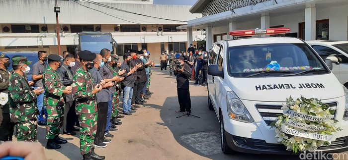 Mobil yang membawa jenazah Rachmawati Soekarnoputri dari RSPAD Gatot Soebroto ke TPU Karet Bivak. (Yogi Ernes/detikcom)