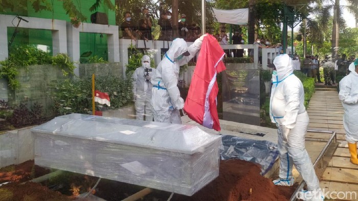 Momen Pemakaman Rachmawati Soekarnoputri di TPU Karet Bivak Jenazah putri Proklamator Sukarno, Rachmawati Soekarnoputri, tiba di TPU Karet Bivak, Tanah Abang, Jakarta Pusat (Jakpus).