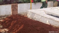 Peti kemudian diangkat ke liang lahat sekitar 20 meter dari pintu masuk permakaman di Unit Islam AA I. Jenazah Rachmawati dikebumikan di samping makam ibunya, Fatmawati Soekarnoputri.