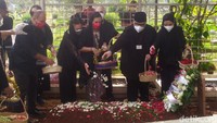 Prosesi pemakaman diakhiri dengan doa bersama dipimpin pihak TPU Karet Bivak. Seusai doa, pihak keluarga melakukan tabur bunga ke makam Rachmawati Soekarnoputri.