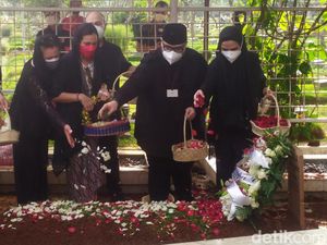 Momen Pemakaman Rachmawati Soekarnoputri di TPU Karet Bivak