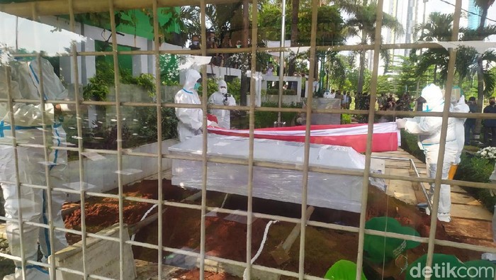 Momen Pemakaman Rachmawati Soekarnoputri di TPU Karet Bivak Jenazah putri Proklamator Sukarno, Rachmawati Soekarnoputri, tiba di TPU Karet Bivak, Tanah Abang, Jakarta Pusat (Jakpus).