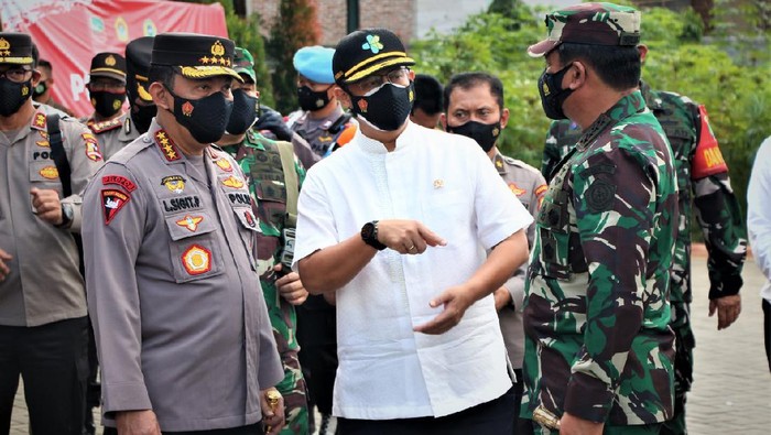 Panglima TNI Marsekal Hadi Tjahjanto, bersama Menkes Budi Gunadi Sadikin dan Kapolri Jenderal (Pol) Listyo Sigit Prabowo meninjau vaksinasi nasional.