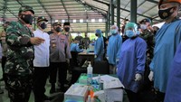 Panglima TNI Marsekal Hadi Tjahjanto, bersama Menkes Budi Gunadi Sadikin dan Kapolri Jenderal (Pol) Listyo Sigit Prabowo, tertarik meninjau lokasi sentra vaksin Ponpes Minhaajurrosyidiin, Pondok Gede, Jakarta. 