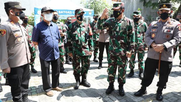 Panglima TNI Marsekal Hadi Tjahjanto, Kapolri Jenderal Listyo Sigit Prabowo dan Kepala BNPB, Letjen TNI Ganip Warsito hadiri vaksinasi massal di Pademangan Jakut dan Tegal Alur Jakbar