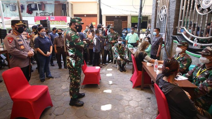 Panglima TNI Marsekal Hadi Tjahjanto, Kapolri Jenderal Listyo Sigit Prabowo dan Kepala BNPB, Letjen TNI Ganip Warsito hadiri vaksinasi massal di Pademangan Jakut dan Tegal Alur Jakbar