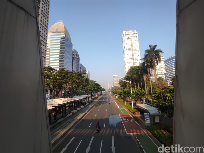 Pemandangan Jl Jend Sudirman pada hari pertama PPKM Mikro, Sabtu, 3 Juli 2021, pagi. (Azhar Bagas Ramadhan/detikcom)