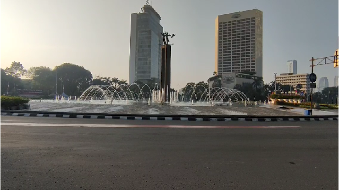 PPKM darurat mulai berlaku hari ini, Sabtu (3/7). Suasana di Bundaran HI, Jakarta Pusat tampak sepi aktivitas pada pagi hari.