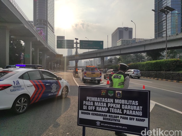 Penutupan exit tol di pintu-pintu Tol Dalam Kota saat PPKM Darurat, 3 Juli 2021. (Azhar Bagas Ramadhan/detikcom)