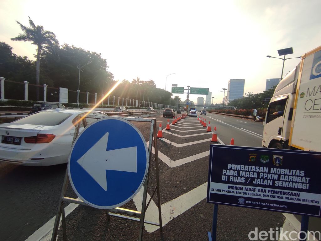 Penutupan exit tol di pintu-pintu Tol Dalam Kota saat PPKM Darurat, 3 Juli 2021. (Azhar Bagas Ramadhan/detikcom)