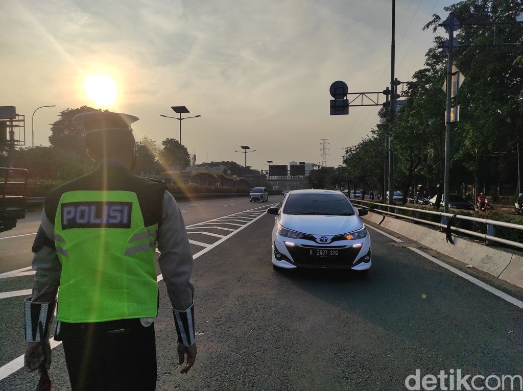 Penutupan exit tol di pintu-pintu Tol Dalam Kota saat PPKM Darurat, 3 Juli 2021. (Azhar Bagas Ramadhan/detikcom)