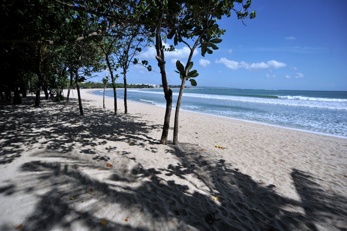 Pecalang atau petugas keamanan adat Bali memasang pembatas jalan untuk menutup pintu masuk kawasan wisata Pantai Kuta di Badung, Bali, Sabtu (3/7/2021). Destinasi pariwisata utama di Pulau Dewata tersebut ditutup sementara selama Pemberlakuan Pembatasan Kegiatan Masyarakat (PPKM) Darurat pada 3-20 Juli 2021 untuk menekan angka penyebaran kasus pandemi COVID-19. ANTARA FOTO/Fikri Yusuf/foc.