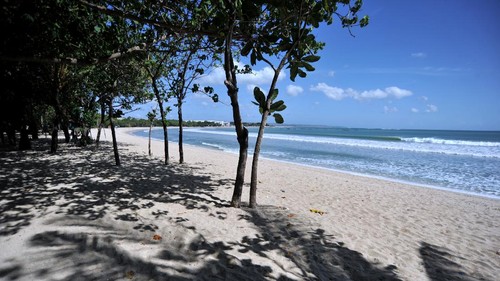 Pecalang atau petugas keamanan adat Bali memasang pembatas jalan untuk menutup pintu masuk kawasan wisata Pantai Kuta di Badung, Bali, Sabtu (3/7/2021). Destinasi pariwisata utama di Pulau Dewata tersebut ditutup sementara selama Pemberlakuan Pembatasan Kegiatan Masyarakat (PPKM) Darurat pada 3-20 Juli 2021 untuk menekan angka penyebaran kasus pandemi COVID-19. ANTARA FOTO/Fikri Yusuf/foc.