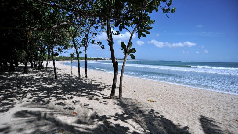 PENUTUPAN PANTAI KUTA BALI Pecalang atau petugas keamanan adat Bali memasang pembatas jalan untuk menutup pintu masuk kawasan wisata Pantai Kuta di Badung, Bali, Sabtu (3/7/2021). Destinasi pariwisata utama di Pulau Dewata tersebut ditutup sementara selama Pemberlakuan Pembatasan Kegiatan Masyarakat (PPKM) Darurat pada 3-20 Juli 2021 untuk menekan angka penyebaran kasus pandemi COVID-19. ANTARA FOTO/Fikri Yusuf/foc.