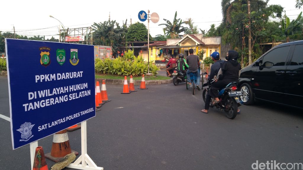 Penyekatan PPKM Darurat di Jl Bintaro Utama 3, Tangsel ke arah Pesanggrahan Jakarta Selatan (Jaksel). 3 Juli 2021 sore. (Adhyasta Dirgantara/detikcom)