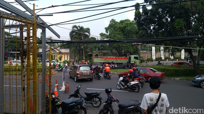Penyekatan PPKM Darurat di Jl Bintaro Utama 3, Tangsel ke arah Pesanggrahan Jakarta Selatan (Jaksel). 3 Juli 2021 sore. (Adhyasta Dirgantara/detikcom)