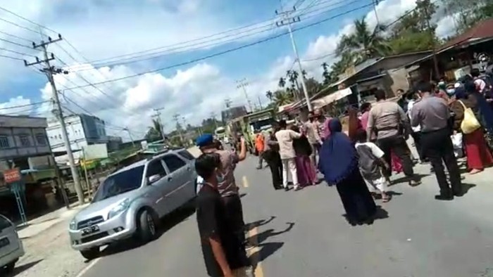 Peristiwa massa datangi RS di Riau jemput paksa jenazah pasien COVID-19 (dok. Istimewa)