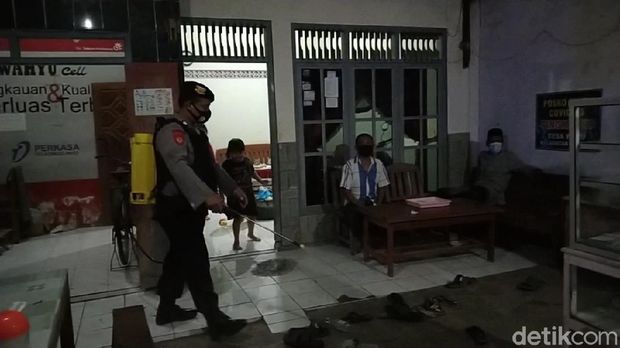 Petugas semprot warga berkerumun lewat batas waktu di Rembang
