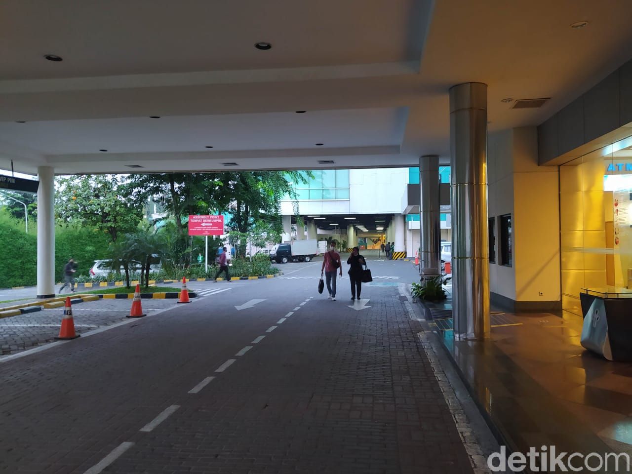 Pondok Indah Mal tutup saat PPKM Darurat, pantauan 3 Juli 2021. (Adhyasta Dirgantara/detikcom)