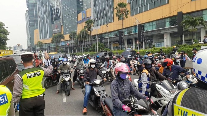 Pos Penyekatan CITO Macet Hingga 1,5 KM Hari Pertama PPKM Darurat