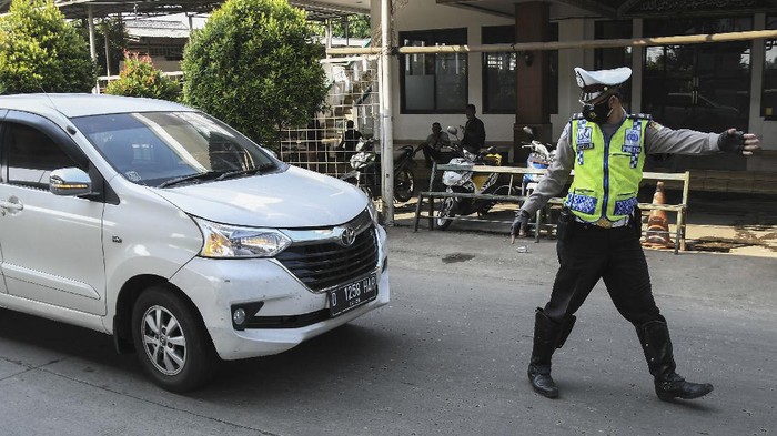 Petugas Kepolisian memberhentikan kendaraan yang berplat nomor luar Jabodetabek di Kalimalang, Jakarta Timur, Sabtu (3/7/2021). Pada Pemberlakuan Pembatasan Kegiatan Masyarakat (PPKM) Darurat petugas melakukan penyekatan kendaraan berplat daerah dan memeriksa identitas penumpang guna mencegah penyebaran wabah COVID-19. ANTARA FOTO/ Fakhri Hermansyah/hp.