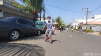 Tampak mereka bermain dan berolahraga, mulai dari bermain sepeda, sepatu roda, hingga skuter. 