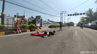 Bahkan beberapa anak yang bermain sepatu roda melakukan aksi ektrem dengan melompati sejumlah anak yang berjejer terlentang di tengah jalan. 