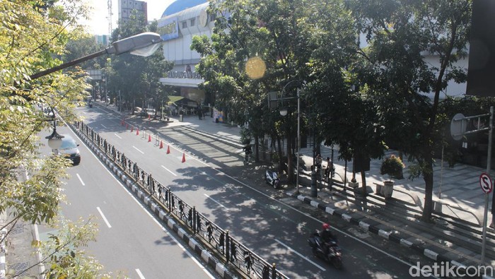 Suasana lengang di Jalan Merdeka, Kota Bandung, saat hari pertama PPKM Darurat, Sabtu (3/7/2021).