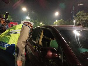 PPKM Darurat Berlaku, Petugas Tutup Jalan Bundaran Senayan