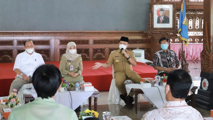 Pemberlakuan Pembatasan Kegiatan Masyarakat (PPKM) Darurat resmi berlangsung mulai hari ini, Sabtu (3/7/2021) hingga 20 Juli 2021. Sebagai bentuk perhatian, pemerintah bakal memberikan bantuan sosial (bansos) kepada para pedagang kaki lima yang terkena dampak kebijakan tersebut.