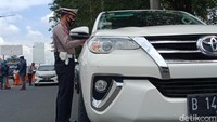 Kendaraan berpelat luar kota non AD/ B diperiksa di Jalan Yogya-Solo, Kecamatan Prambanan, Klaten.