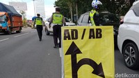 Mobil dari arah Yogyakarta dibelokkan ke jalur lambat di depan candi Prambanan.