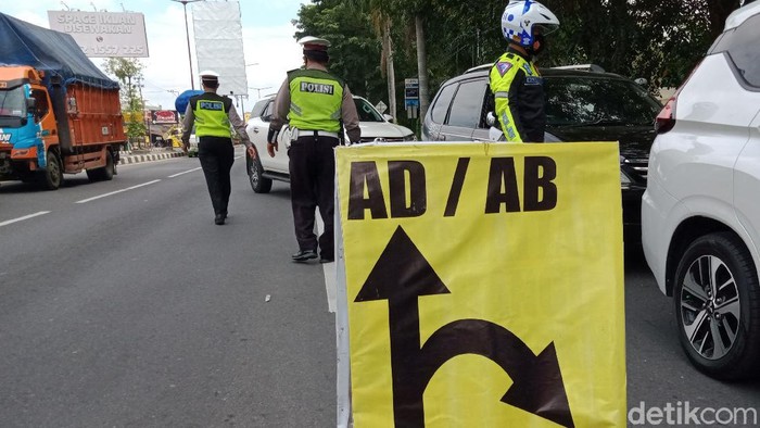 Perbatasan Klaten-Yogyakarta menjadi sasaran PPKM Darurat hari pertama di Klaten. Berikut foto-fotonya.