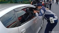 Satu per satu kendaraan dicek surat dan surat rapid, swab dan vaksinasi.