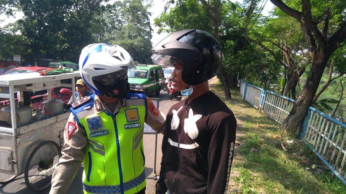 Pria nangis saat kena setop polisi di pos PPKM darurat (Luqman-detikcom)