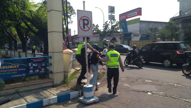 Pria nangis saat kena setop polisi di pos PPKM darurat (Luqman-detikcom)