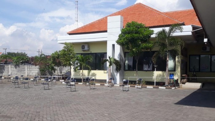Ratusan kursi di selter karantina Panggungrejo disediakan bagi pasien yang berjemur di pagi hari