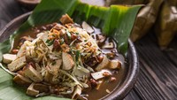 Kupat tahu merupakan olahan tahu paling sederhana. Tahu putih berkualitas yang lembut teksturnya dipadukan dengan kuah kecap kacang yang sederhana. Cocok buat lauk makan siang. Resep lengkapnya ada di sini. Foto: iStock