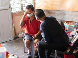 Sedih! Penjual Makanan Kaki Lima Ini Kelaparan Sampai Pasang Bendera Putih
