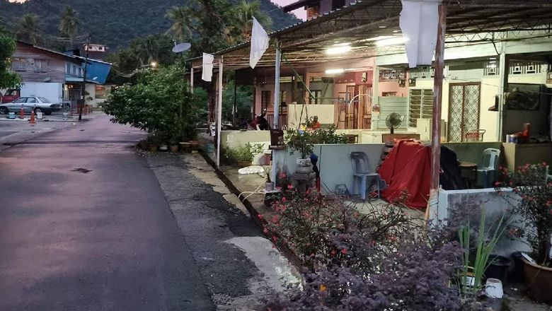 Sedih! Penjual Makanan Kaki Lima Ini Kelaparan Sampai Pasang Bendera Putih Sedih! Penjual Makanan Kaki Lima Ini Kelaparan Sampai Pasang Bendera Putih