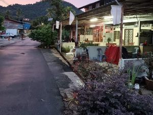 Warga Malaysia Kibarkan Bendera Putih di Rumah Tanda Kelaparan
