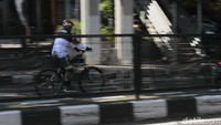 Pantauan detikcom, pesepeda atau pengendara yang tak memakai masker langsung ditepikan oleh petugas.