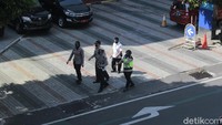 Petugas pun kemudian mengingatkan sopir tersebut, pasalnya keselamatan diri sendiri dan penumpang yang dibawanya dari paparan virus sangat penting dilakukan.