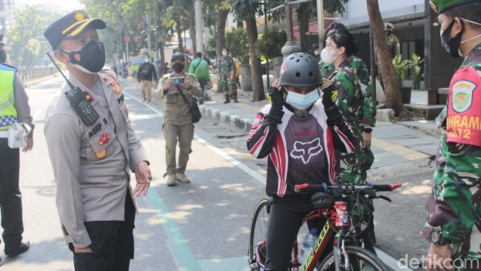 PPKM Darurat diberlakukan hari ini. Di Bandung, petugas terus memberikan teguran untuk disiplin dalam menjaga prokes.
