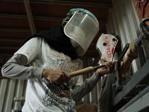 Sesa Susanti Sulap Limbah Kayu Jadi Furnitur Fantastis