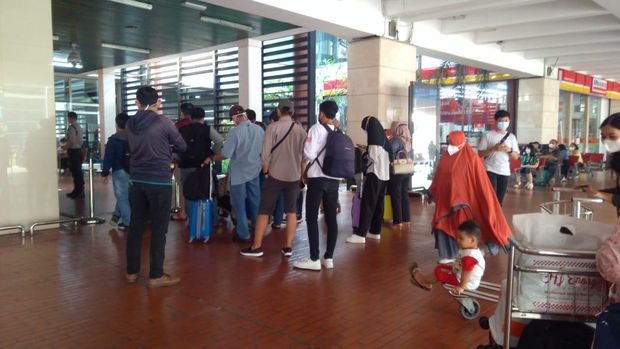 Suasana di Bandara Soetta pada hari pertama PPKM darurat (Adhyasta-detikcom)