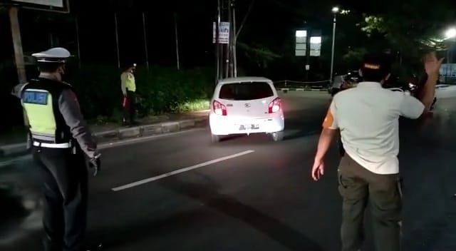 Suasana di titik PPKM darurat Jalan Raya Bogor dini hari tadi